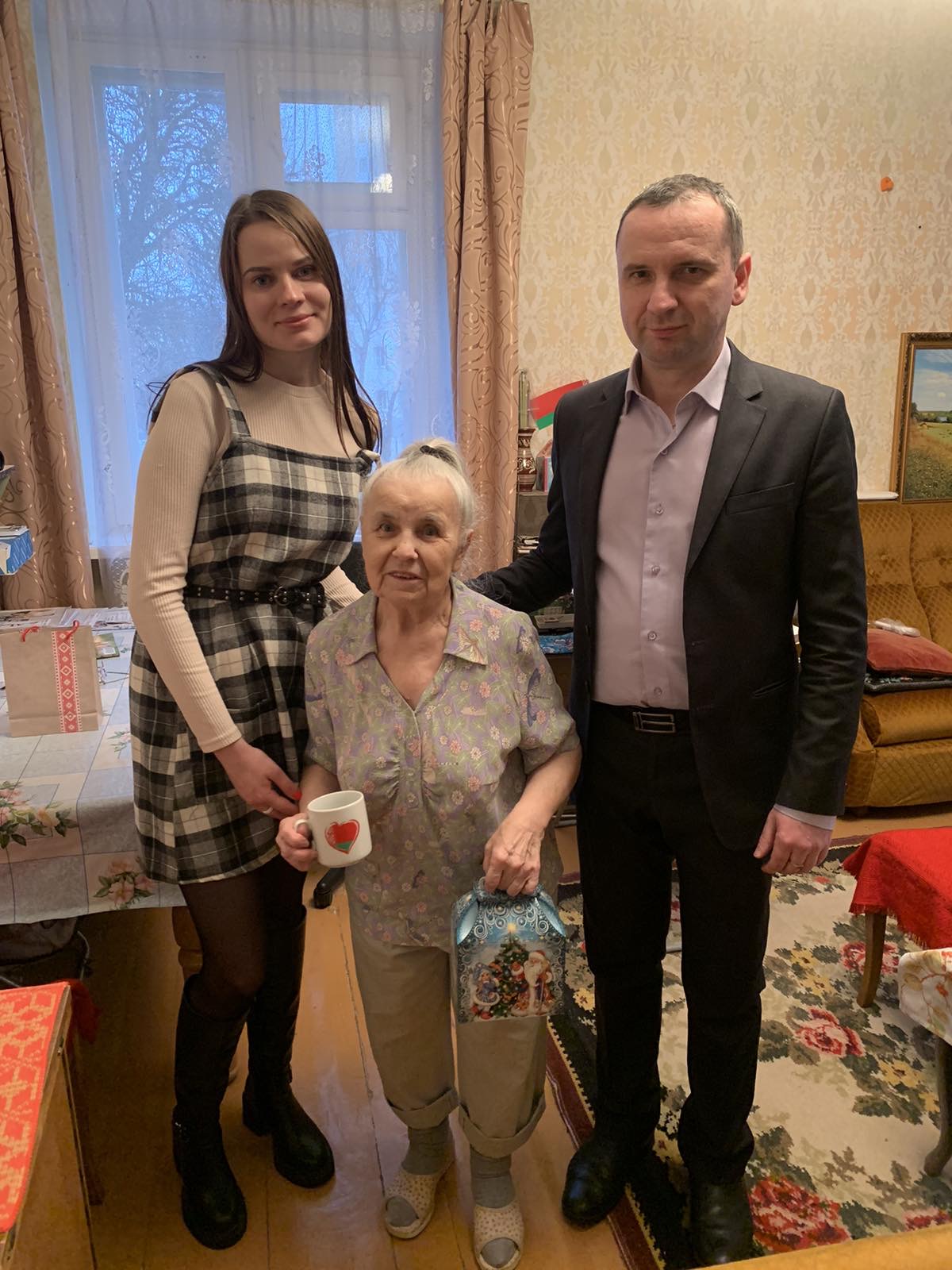 Руководство и заведующий отделением ТЦСОН поздравили на дому одинокого пенсионера Гетти Николаевну
